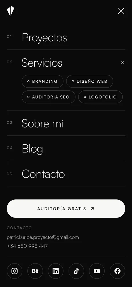 Menu mobile en plein écran avec les sections numérotées et les réseaux sociaux