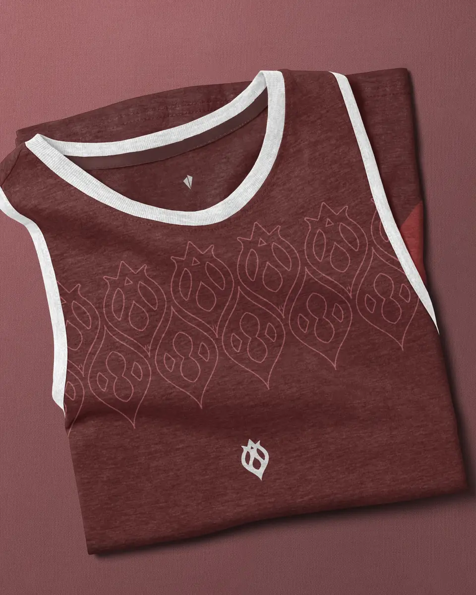 Camiseta doblada de Granada Basket con el símbolo