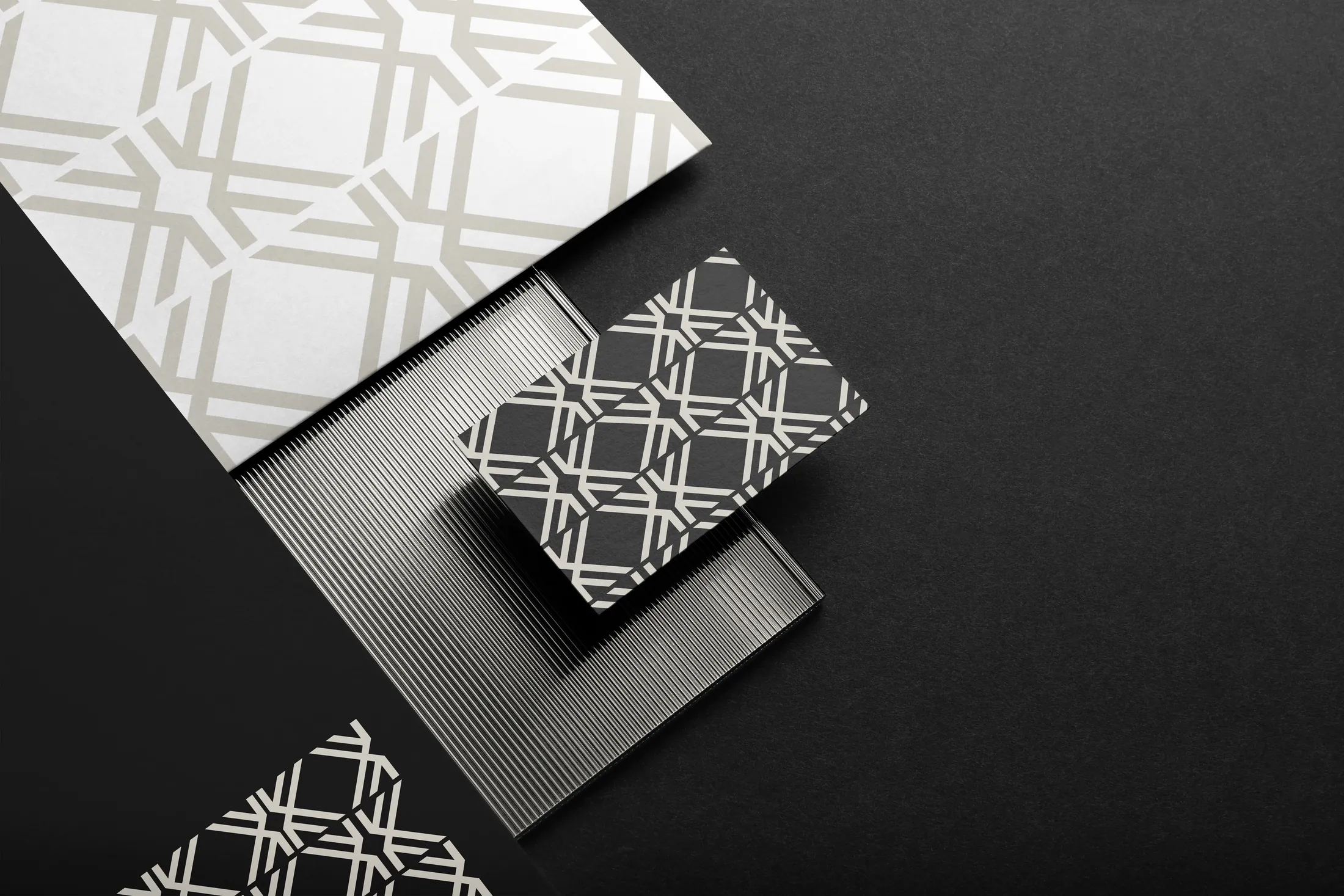 Papelería de Kajob Architecture con el patrón de K en blanco y negro