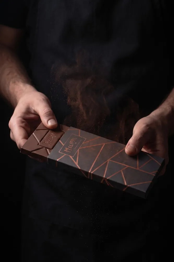 Tableta de chocolate con el patrón grabado, imagen generada con IA