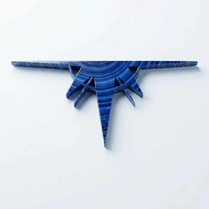 Símbolo en piedra azul, imagen generada con IA