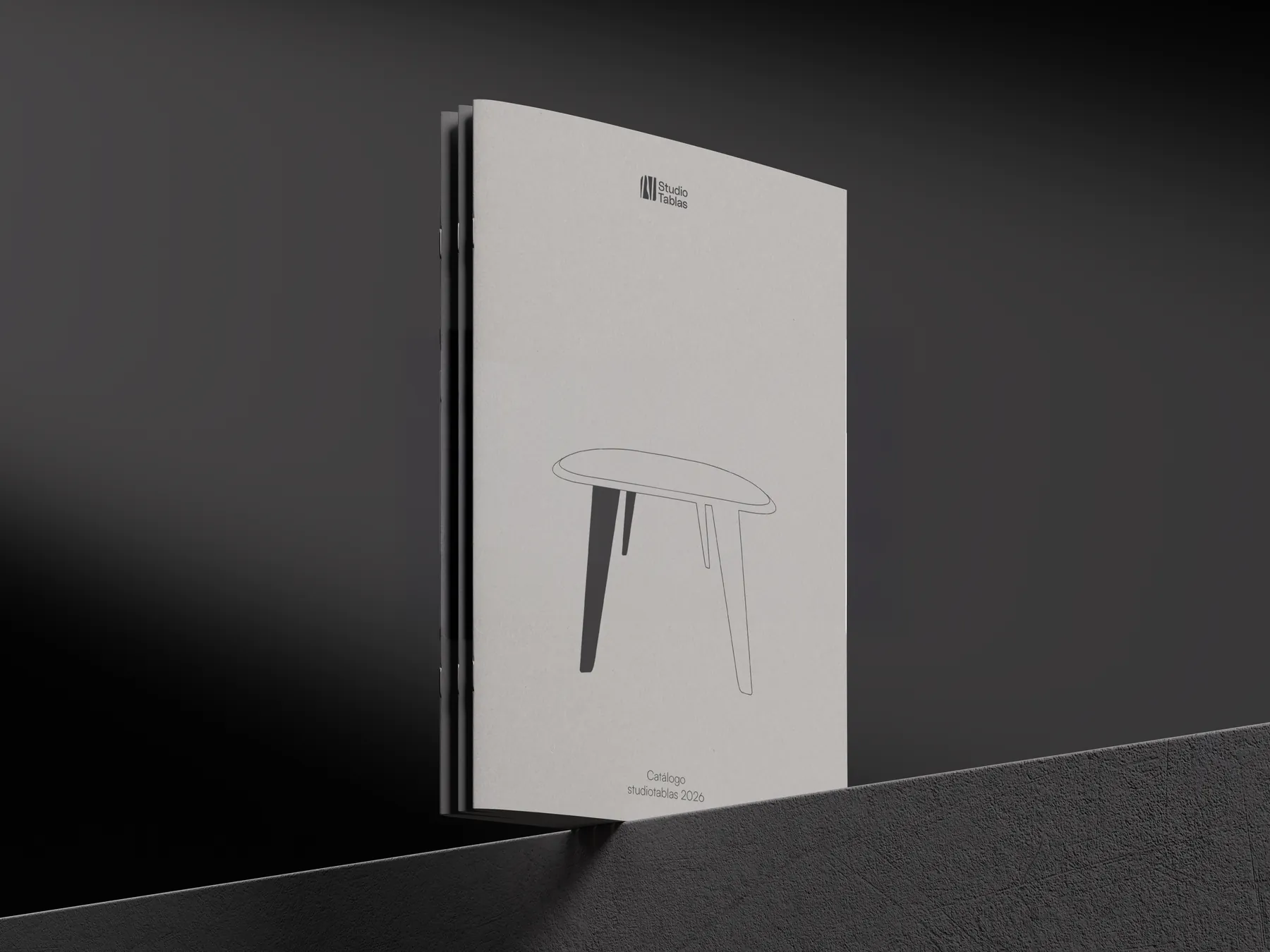 Mockup del catálogo impreso de Studio Tablas 2026, portada con la mesa dibujada
