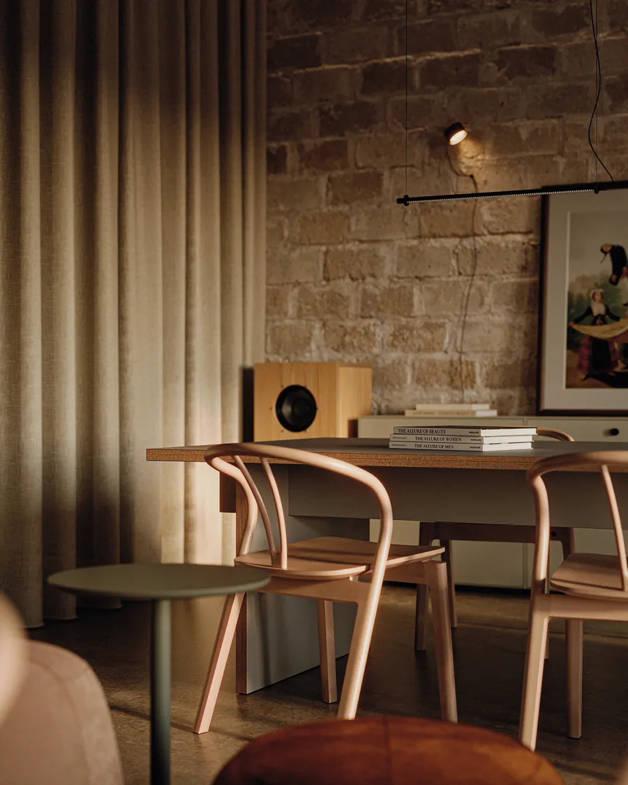 Render 3D de pocoestudio: comedor con sillas de madera y muro de ladrillo