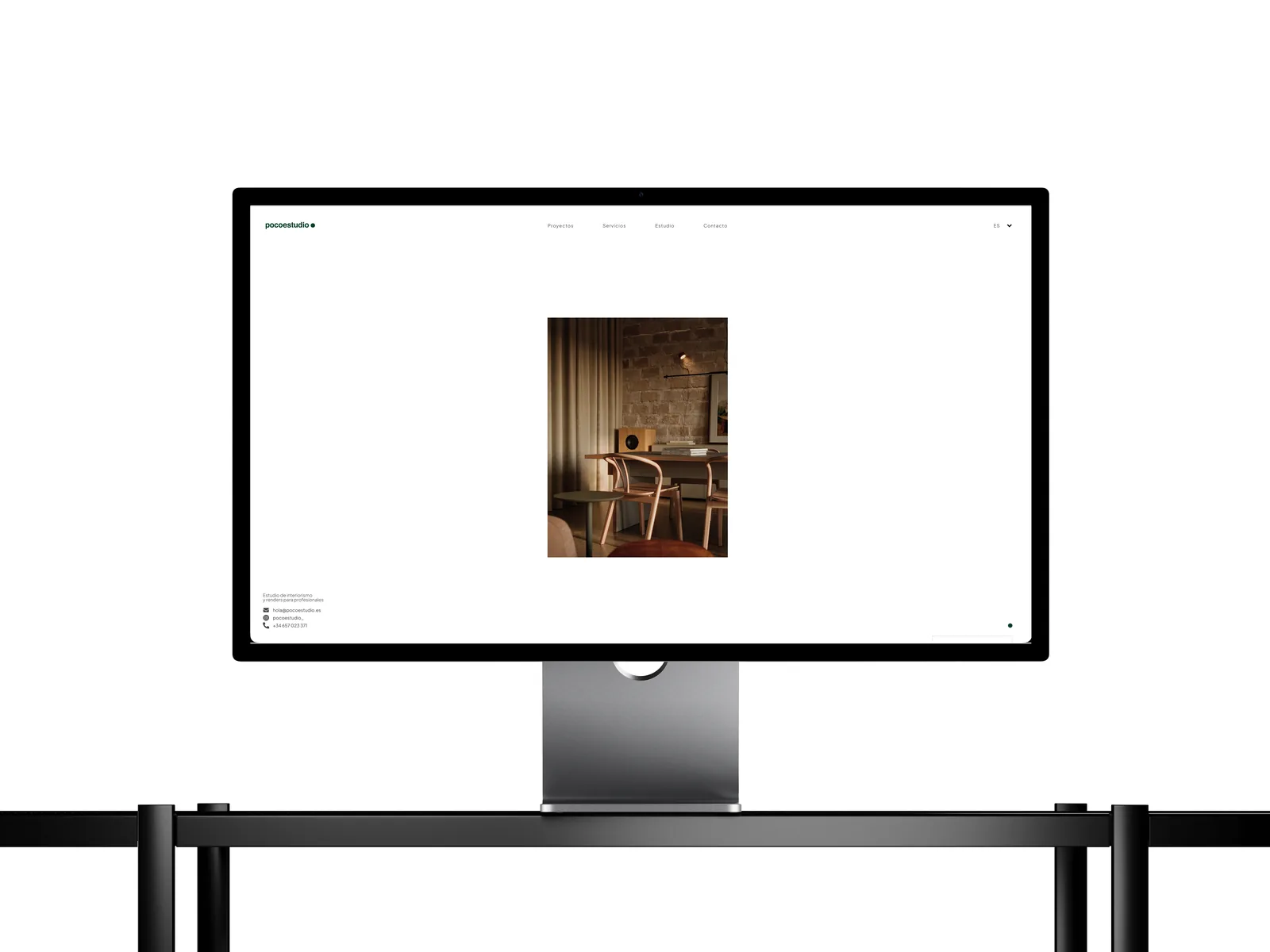 Portada de pocoestudio.es en un monitor: una imagen y una frase