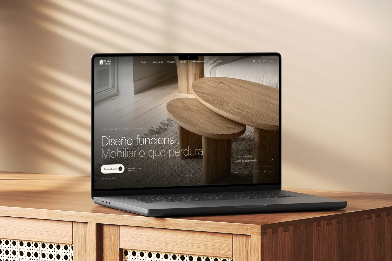 Tienda online de Studio Tablas en un portátil sobre un aparador de madera