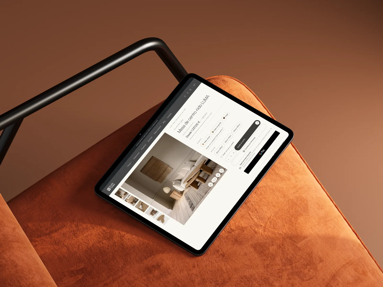 Fiche produit de Studio Tablas sur une tablette, avec le configurateur de finitions