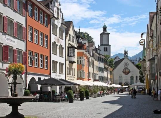 Calle peatonal del casco antiguo de Feldkirch con fachadas de colores