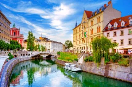 Río Ljubljanica y la iglesia franciscana en el centro de Ljubljana