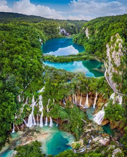 Vista aérea de los lagos turquesa y cascadas de Plitvice