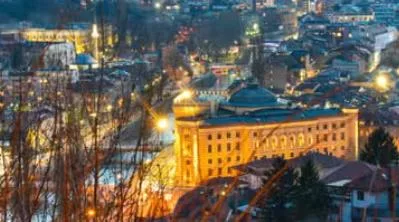 Sarajevo iluminado de noche visto desde la colina