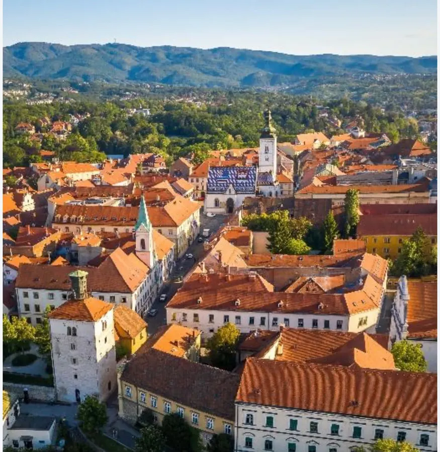 Vista aérea de la ciudad alta de Zagreb con la iglesia de San Marcos